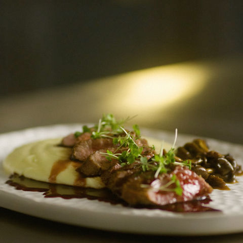Lombo de cordeiro ao Porto, com aligot e shimeji