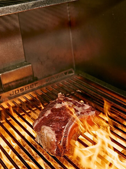 Piedra & Brasa Steakhouse en Zona Esmeralda e Interlomas. Cortes premium, cocina Josper y sabores a la brasa en una experienc