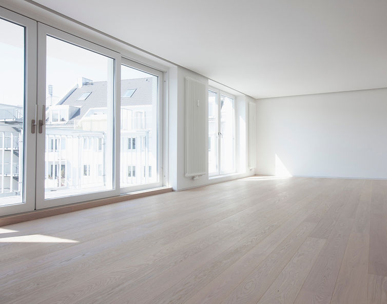 Moderne Wohnung mit großen Fenstern und hellem Holzboden