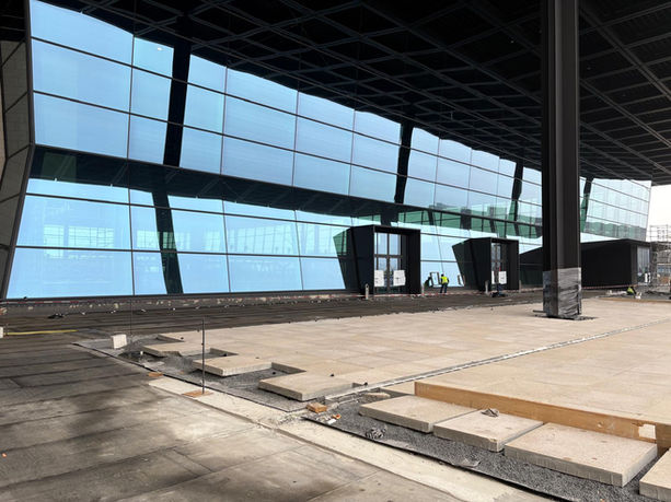 Glasinstandsetzung am Terminal 3 Flughafen Frankfurt: Professionelle Sanierung der Glasfront am Neubau durch die Vitrum Group.