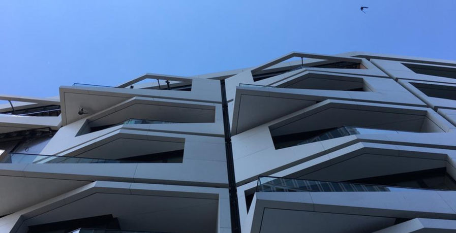 Glasoberflächen-Instandsetzung am exklusiven Wohnkomplex FLAIR in der Frankfurter Innenstadt – Professionelle Sanierung von Kratzern an Fassade und Loggien durch die Vitrum Group.