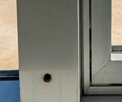 Lochbeschädigung auf beschichtetem Bauteil durch Fehlbohrung oder Montageeinwirkung