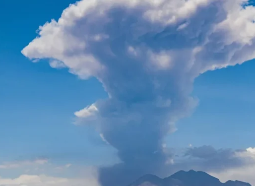 Vulcão que trouxe cinzas ao Brasil em 1993 entra em erupção