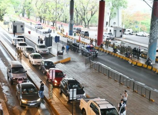 Casal brasileiro é preso no Paraguai com veículo roubado