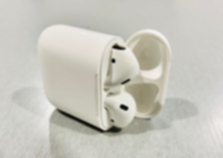 Apple AirPods 2nd Gen with Lightning Charging Case