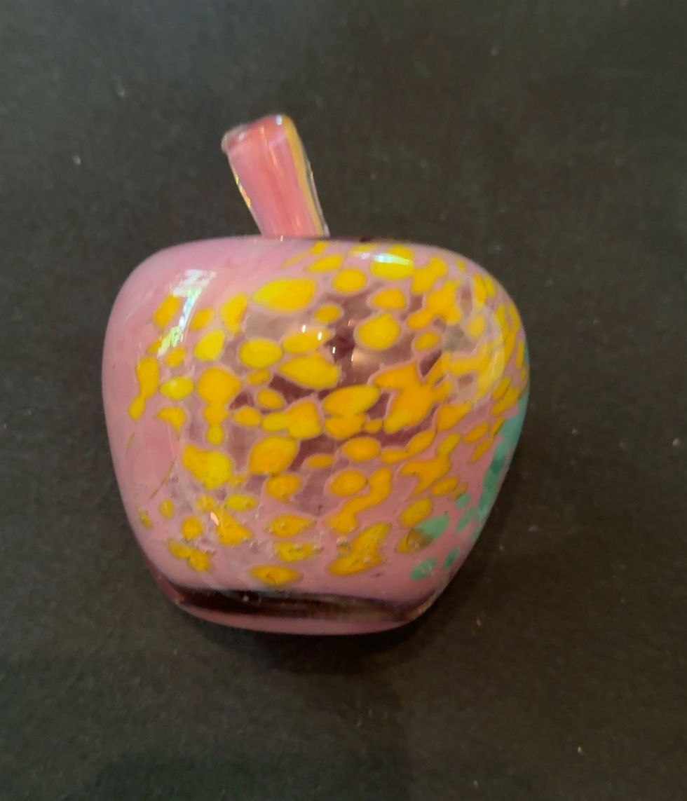 Håndblåst rosa glasseple i kunstglass med turkis og gul dekor samt flerfarget stilk.