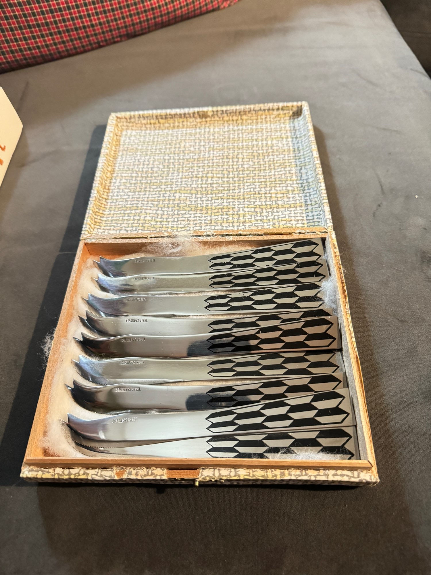 Vintage knivsett med retromønster og teakskaft. 9 stk i orginaleske