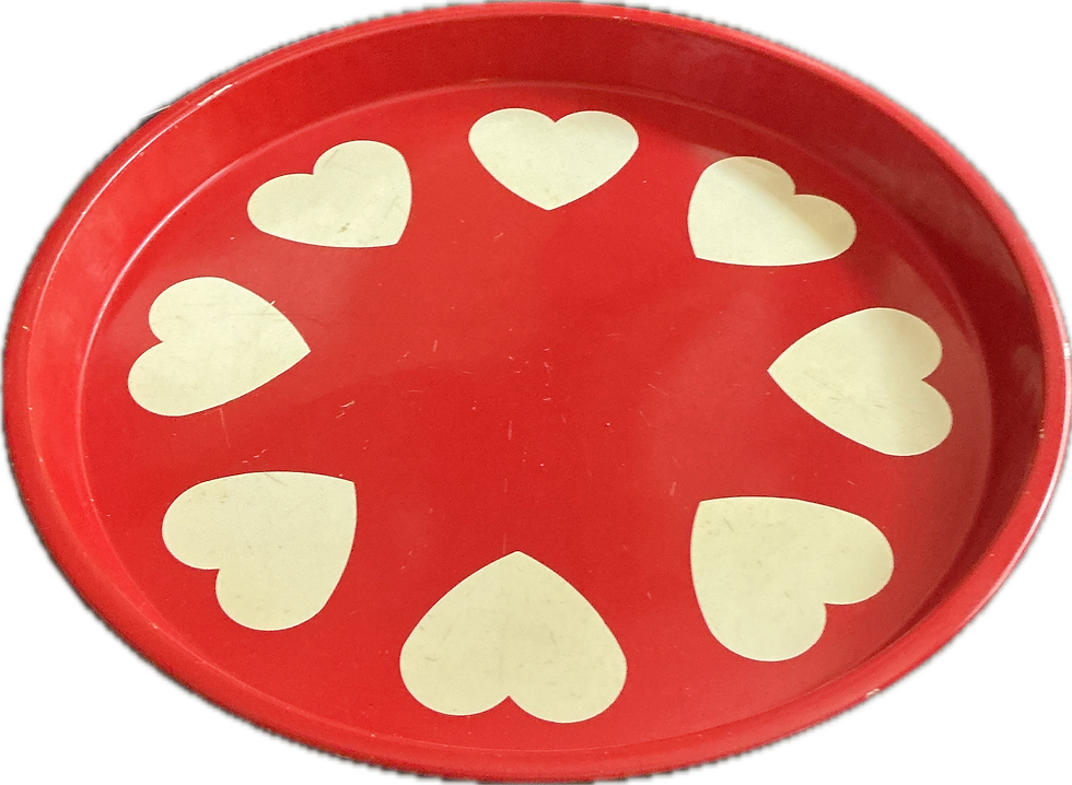 Rødt, rundt serveringsbrett med åtte hvite hjerter i sirkel.