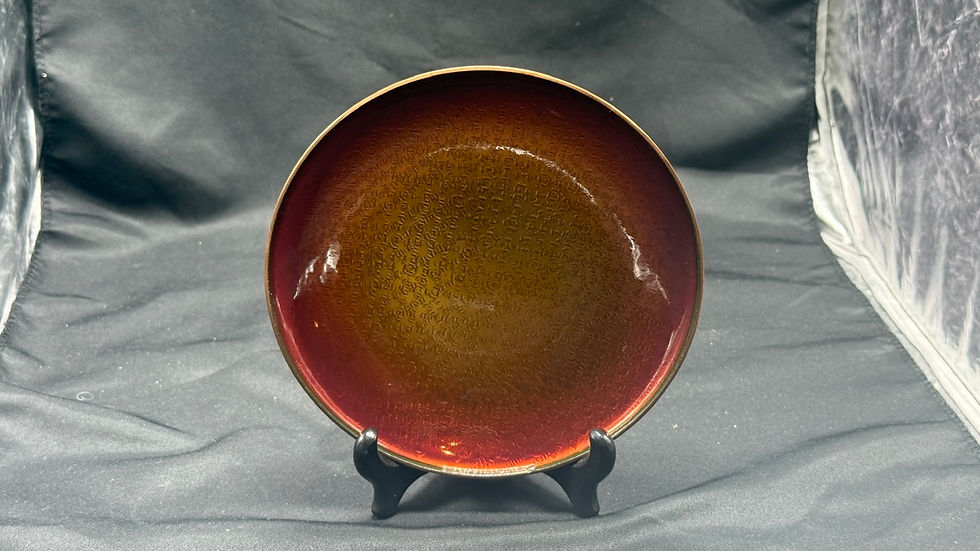 Miniatyrbilde: Rundt dypt keramikkfat med rødbrun til gyllen glasur på stativ.
