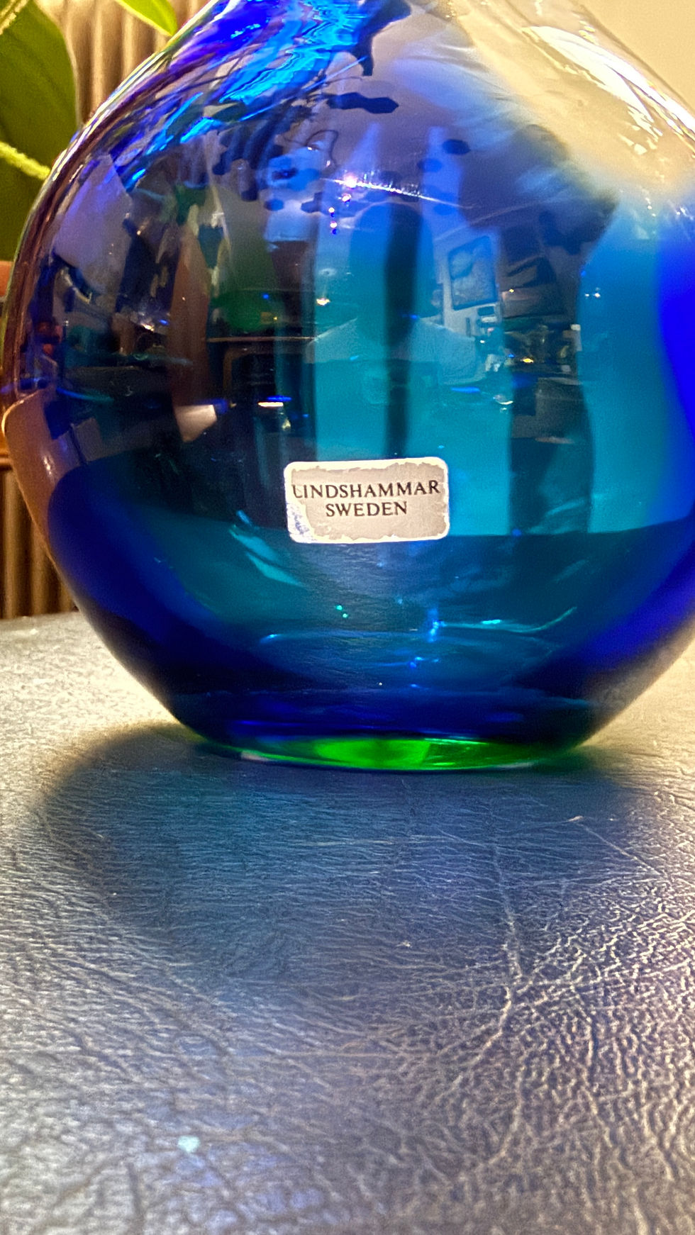 Miniatyrbilde: Original Lindshammar-etikett på håndblåst kunstglassvase.
