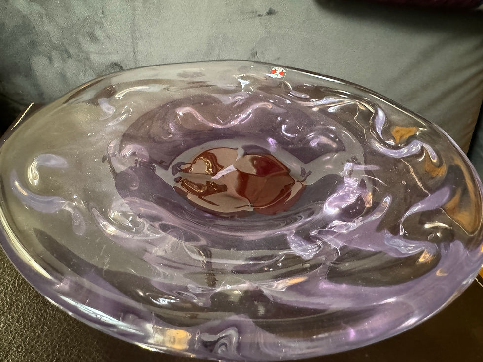 Miniatyrbilde: Stor lilla glassbolle med bølget design og reflekterende senter.