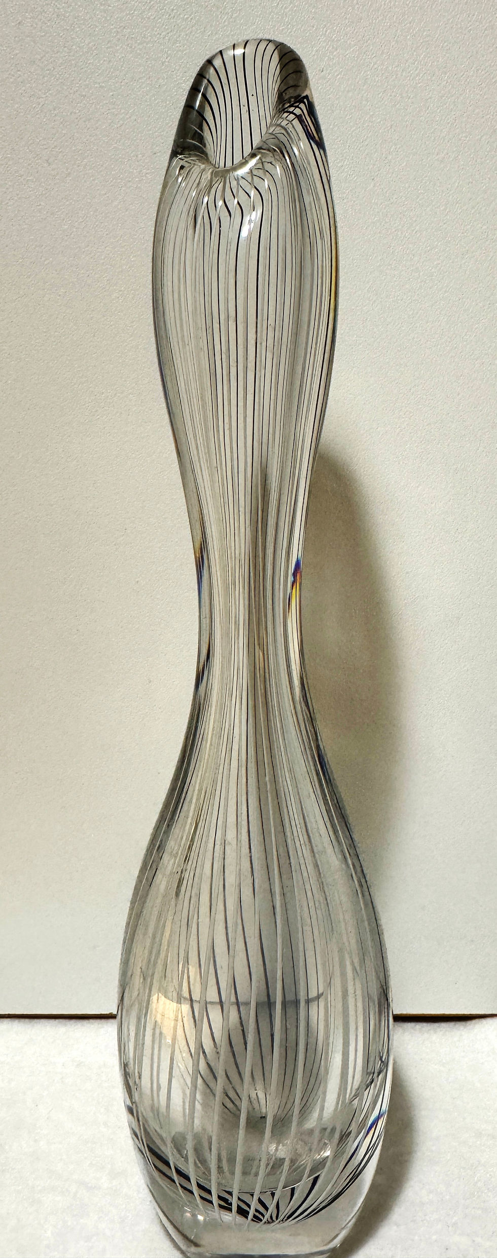 Miniatyrbilde: Timeglassformet glassvase med vertikale striper, slank og elegant design, subtile fargetoner.
