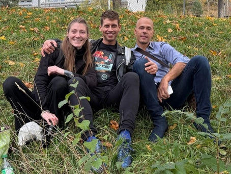 Gode venner tar en pust i bakken