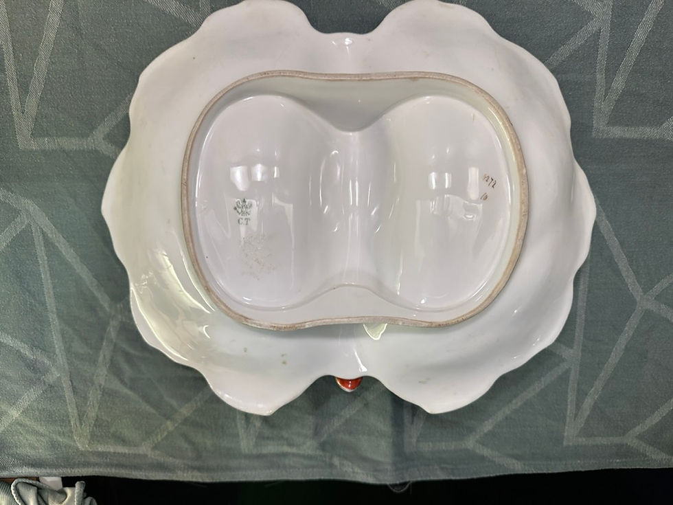 Miniatyrbilde: Hvit to-delt serveringsskål med bølgete kant på mørk bakgrunn.