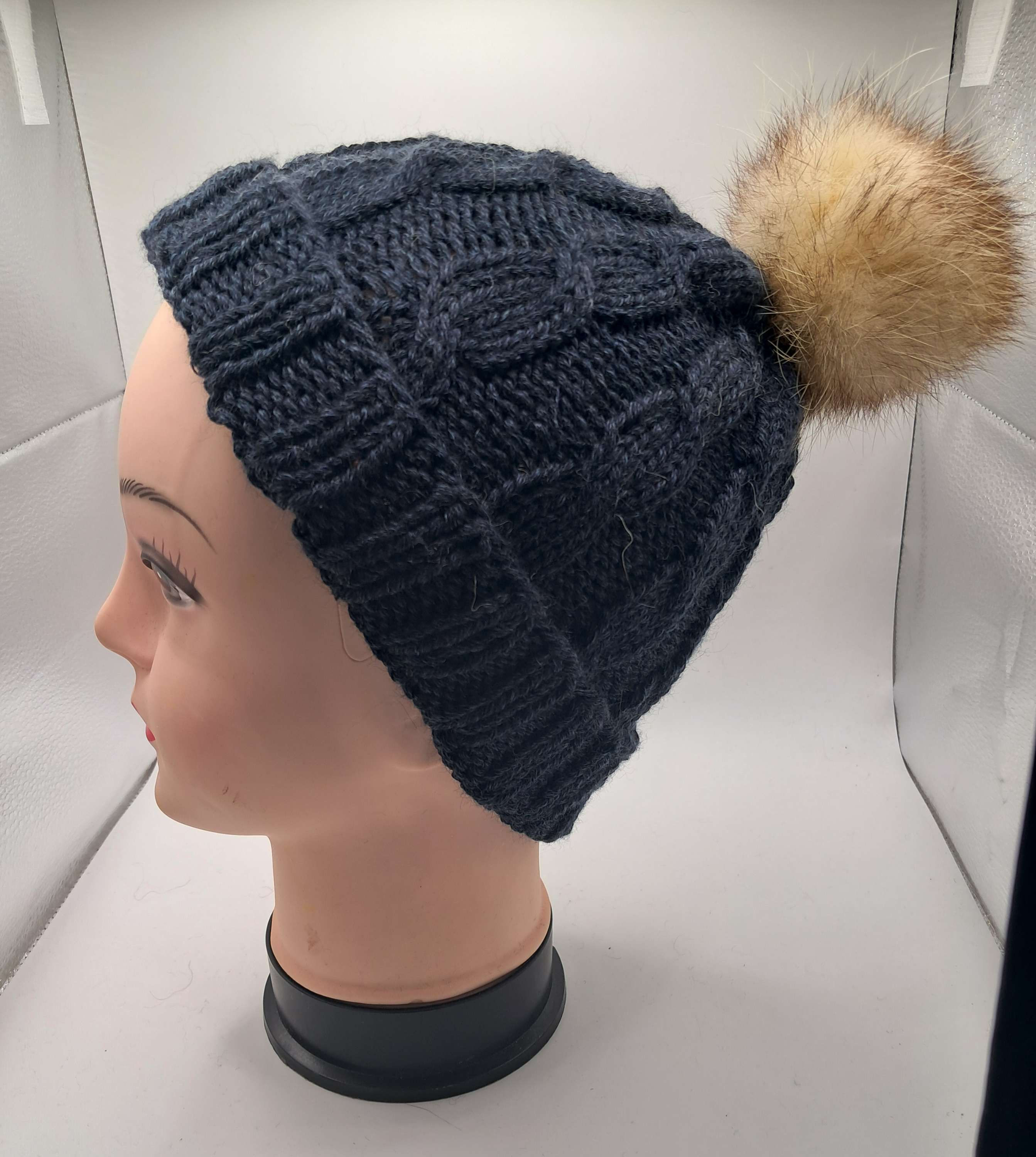 Pudelmütze mit Zopfmuster, schwarz, Acrylgarn