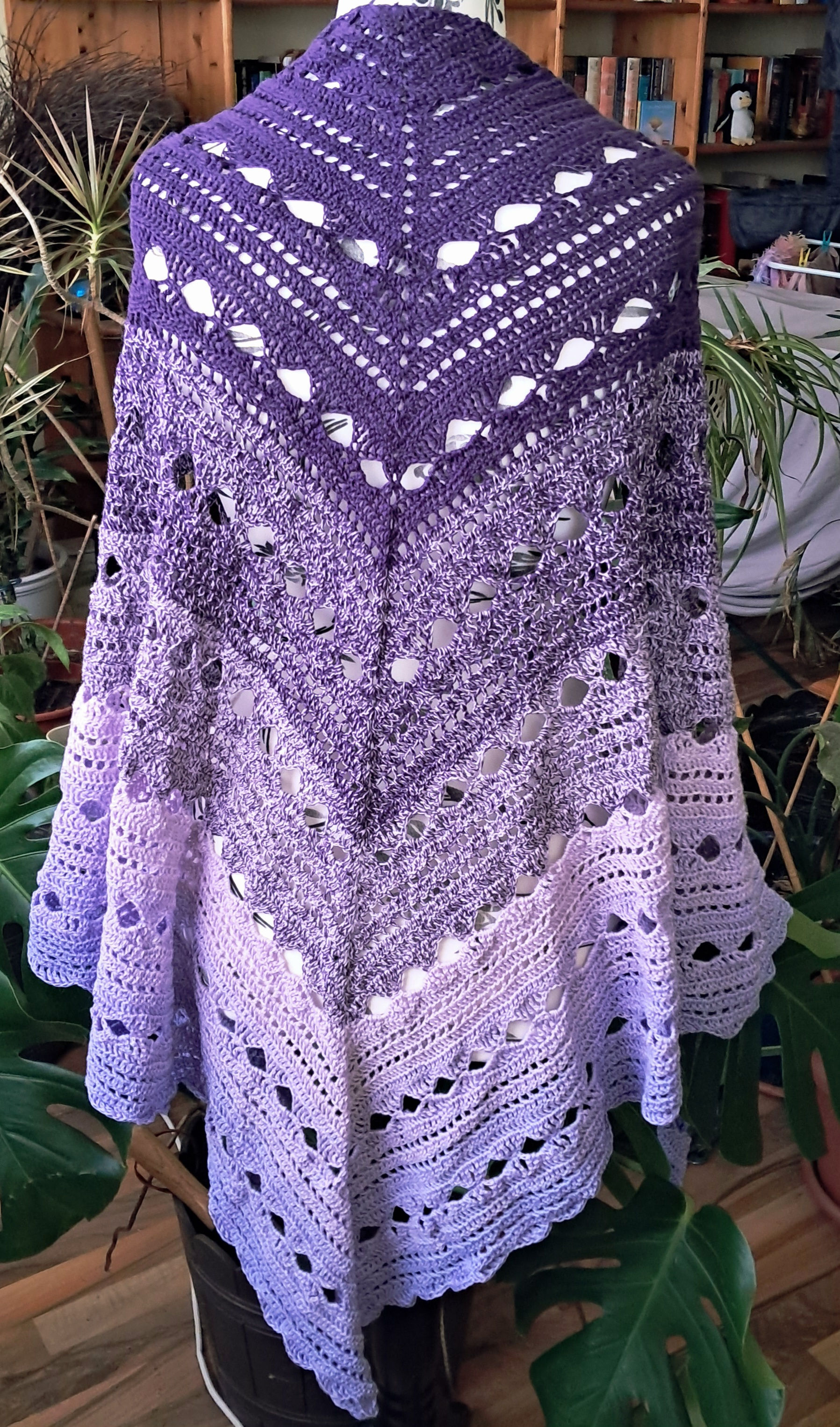 Sehr großes Kuscheltuch,  Farbverlauf lila, 50% Baumwolle,  50% Acrylgarn 