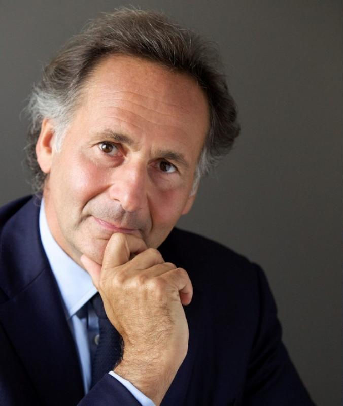 Accueil et réunions stratégiques  Dès son atterrissage, Me Sur a été accueilli à l’aéroport par plusieurs proches de l’ancien chef de l’État. Au programme de sa visite : une série de réunions à huis clos avec les avocats et experts sénégalais engagés dans la défense de Macky Sall. Objectif affiché : harmoniser les stratégies juridique et politique face au silence des institutions financières sénégalaises.  Face au silence du ministère des Finances et de la Cour des comptes  La délégation de Me Sur déplore l’absence de réponse du ministère des Finances et de la Cour des comptes à la demande officielle déposée le 7 octobre dernier par Macky Sall. Cette requête visait à obtenir communication du rapport de l’Inspection générale des finances (IGF) – un document jugé essentiel pour assurer sa défense.  Vers une escalade juridique ?  Interrogé sur les suites possibles, Me Pierre-Olivier Sur a laissé entendre que la défense pourrait, en l’absence de réponse, avoir recours à des mesures plus co