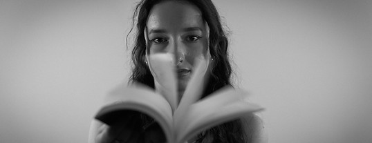 Portrait de Noracroyable pour la sortie de son livre "L'abeille qui piqua Cupidon"