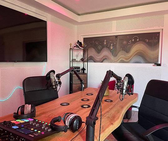 Photo du studio de podcast et son équipement