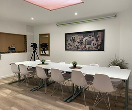 Photo de la salle de réunion modulaire, table disposées en ligne