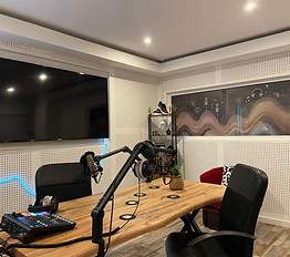 Photo du studio de podcast, format podcast bureau