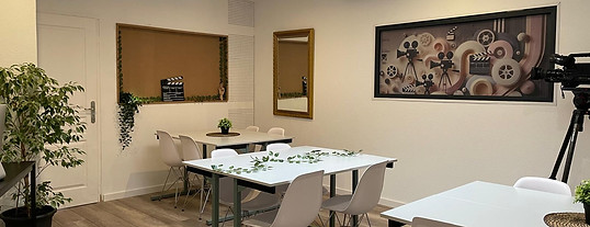 Photo de la salle de réunion modulaire, table disposées en îlots