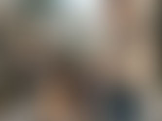 Hombre paseando perro en carriola