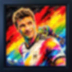 Thomas Müller als expressives Pop-Art-Porträt mit Chamäleon - im schwarzen Rahmen.