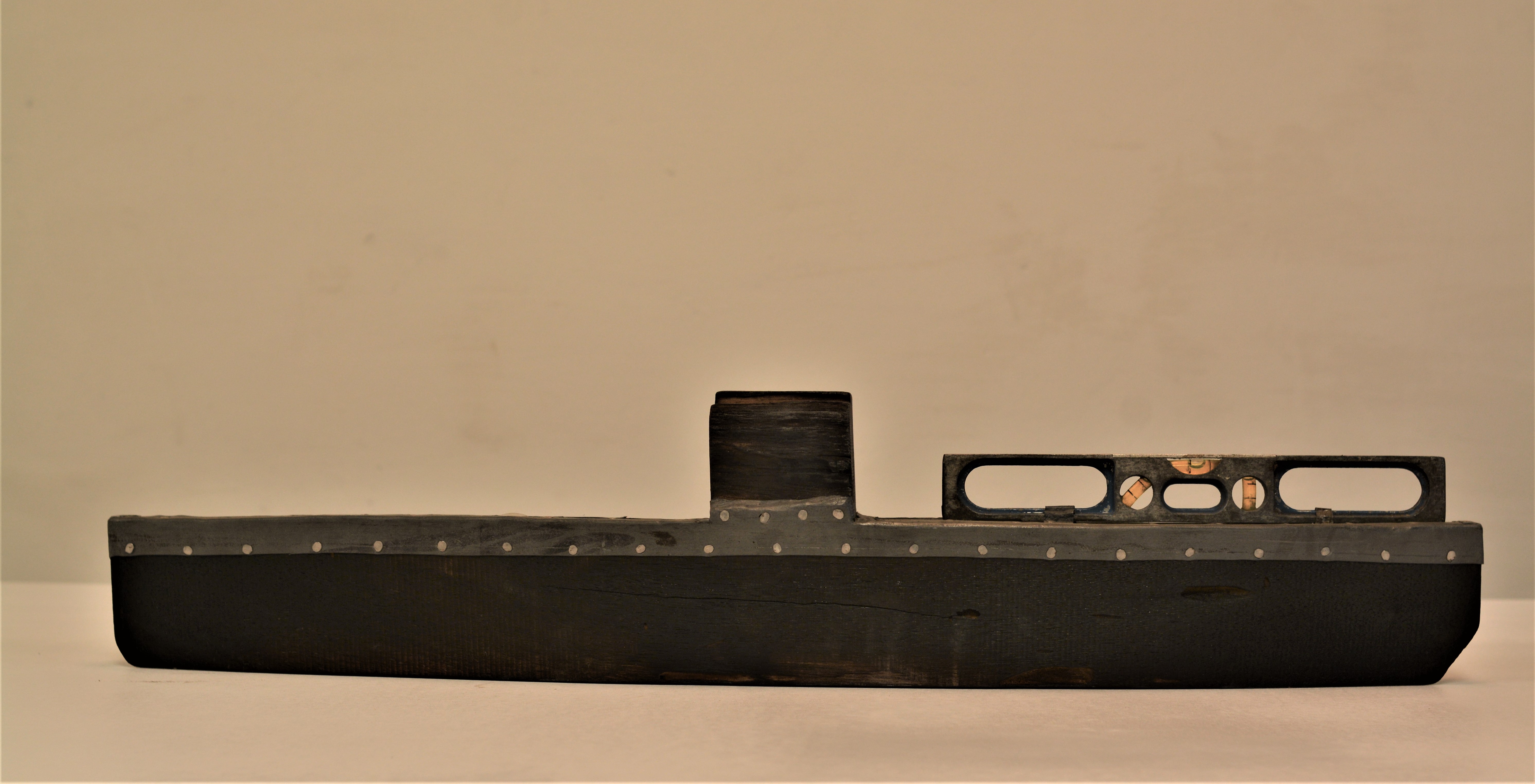 Barco con nivel.60x15x9cms.
