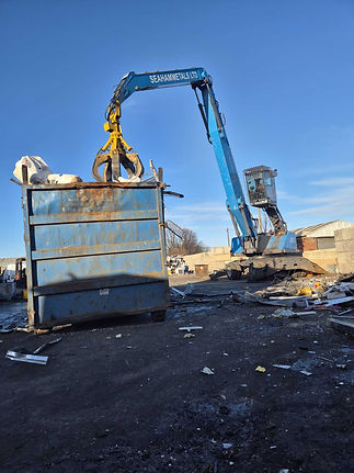 Grabber picking scrap metal