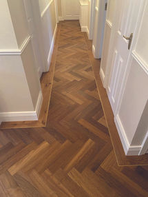 Parguet flooring in modern bedroom