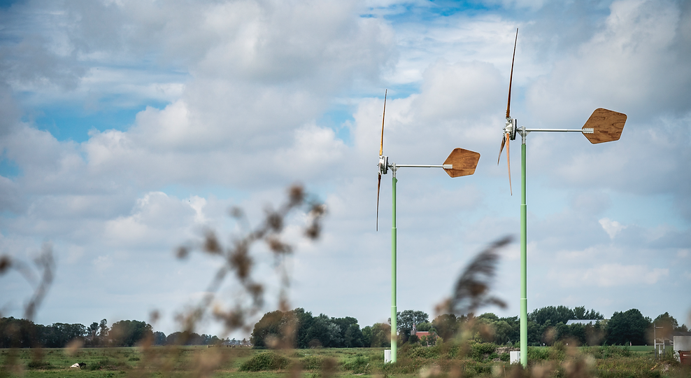 Twee EAZ windmolens bij boerderij