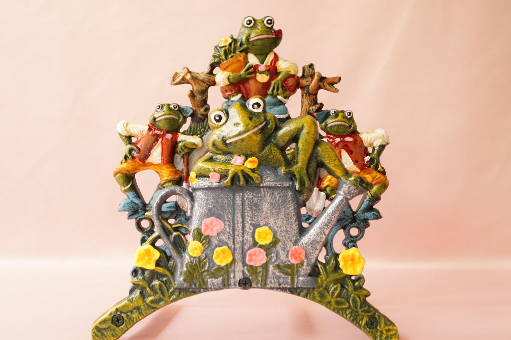 Handbemalter Schlauchhalter „Garten-Frösche“ für die Wand