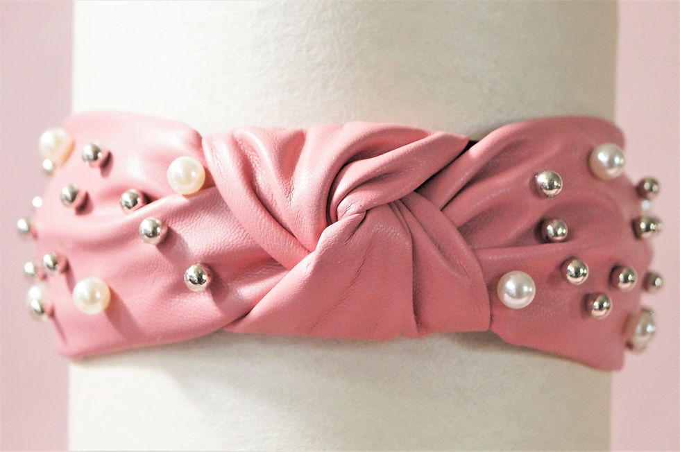 Haarreifen aus Kunstleder mit aufwendiger Perlenverzierung