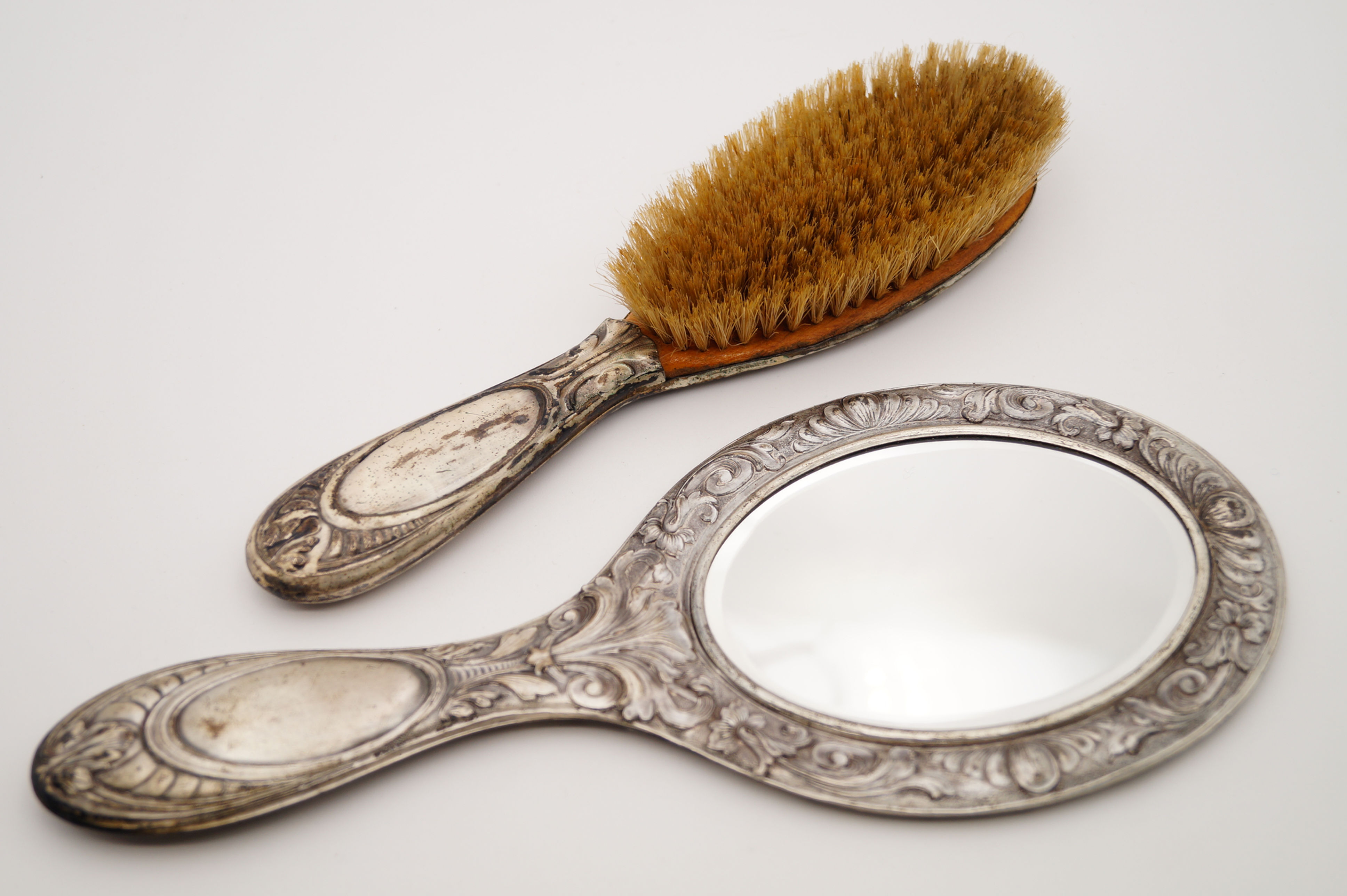 Prunkvolles Set: Vintage Spiegel und Haarbürste