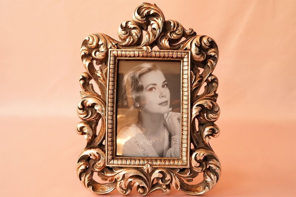 Prunkvoller, silberfarbener Stehrahmen im Barock-Design - Bilderrahmen