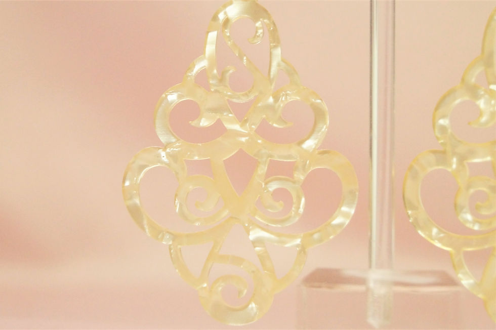 Miniaturbild: Geschmackvoller Ornament-Ohrring aus leichtem Acryl