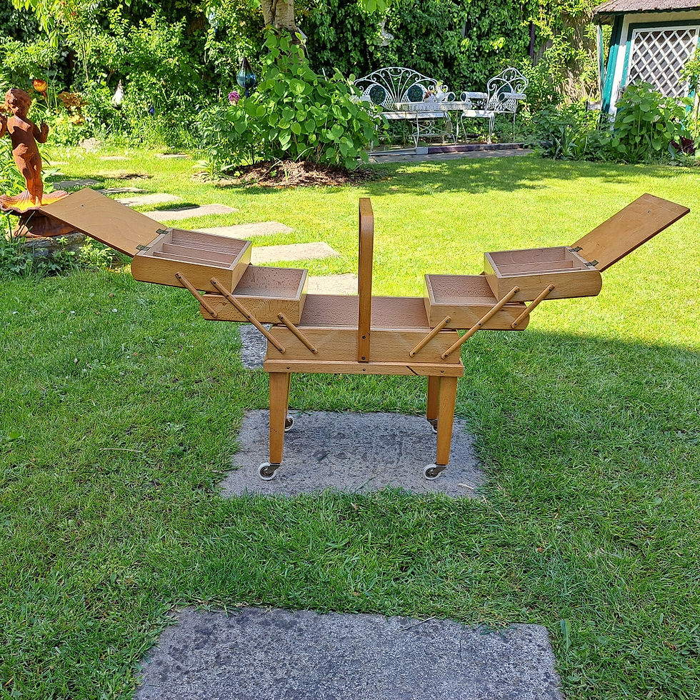 Miniaturbild: Vintage-Nähkasten auf Rädern