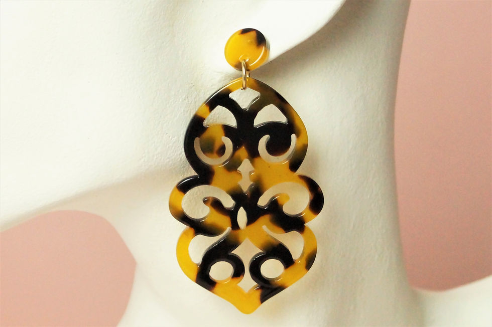 Eleganter Ornament-Ohrring aus leichtem Acryl Hornoptik