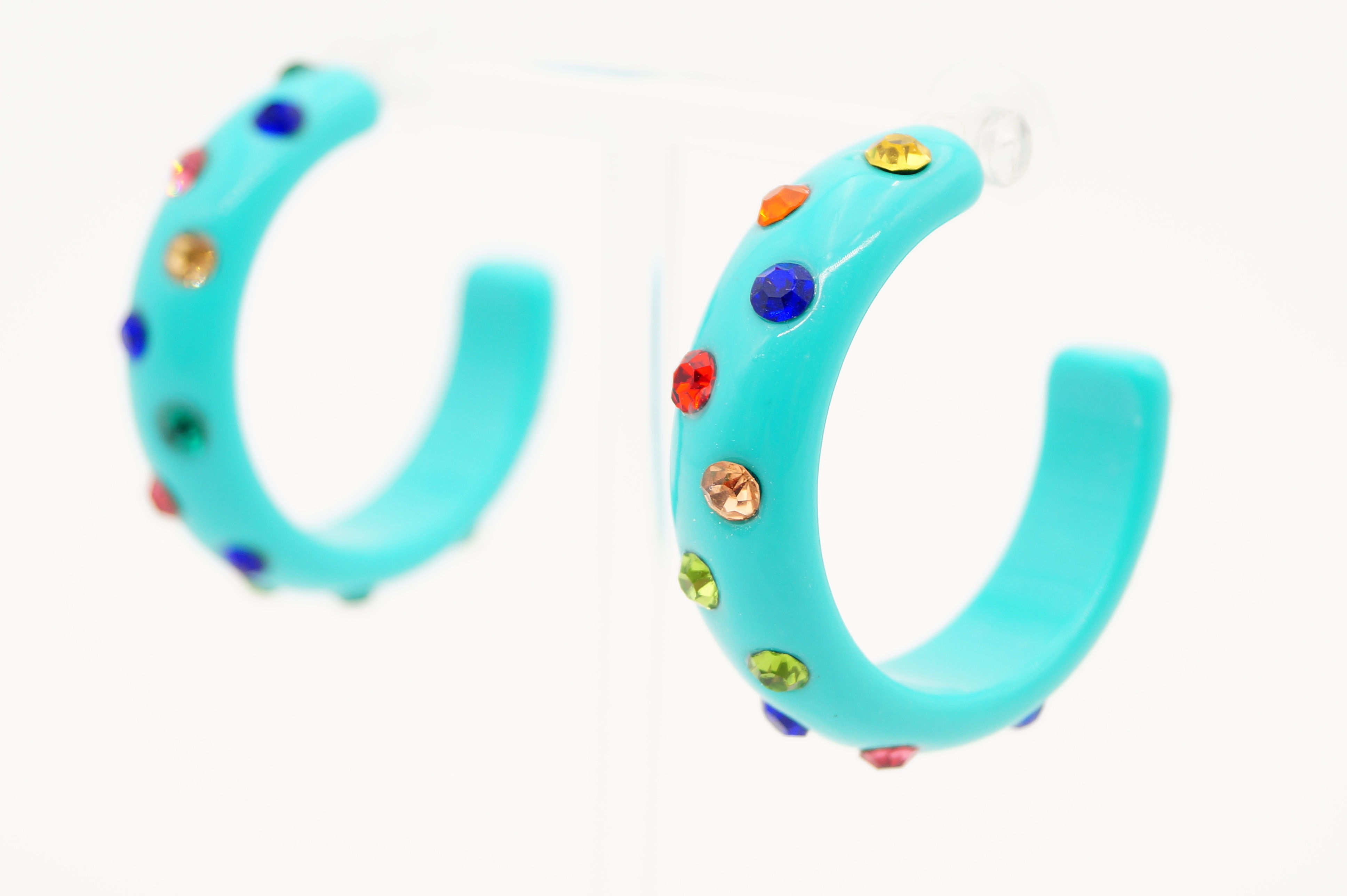 Poppige Creolen mit geschliffenen Steinen