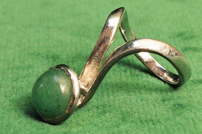 Miniaturbild: Ausgefallener Vintage-Ring mit grünem Stein aus 925er Silber