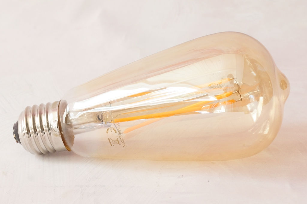 LED Glühbirne mit Cross-Filament im Vintage-Look – 4 Watt und dimmbar