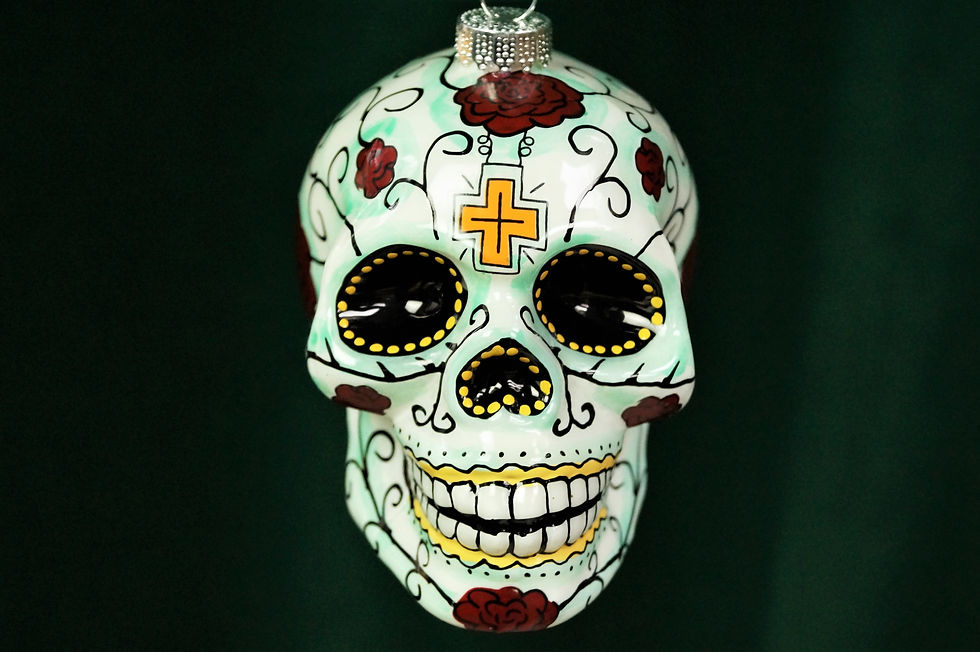 Genialer Totenkopf mit Rosenmotiv – spektakulärer Christbaumschmuck