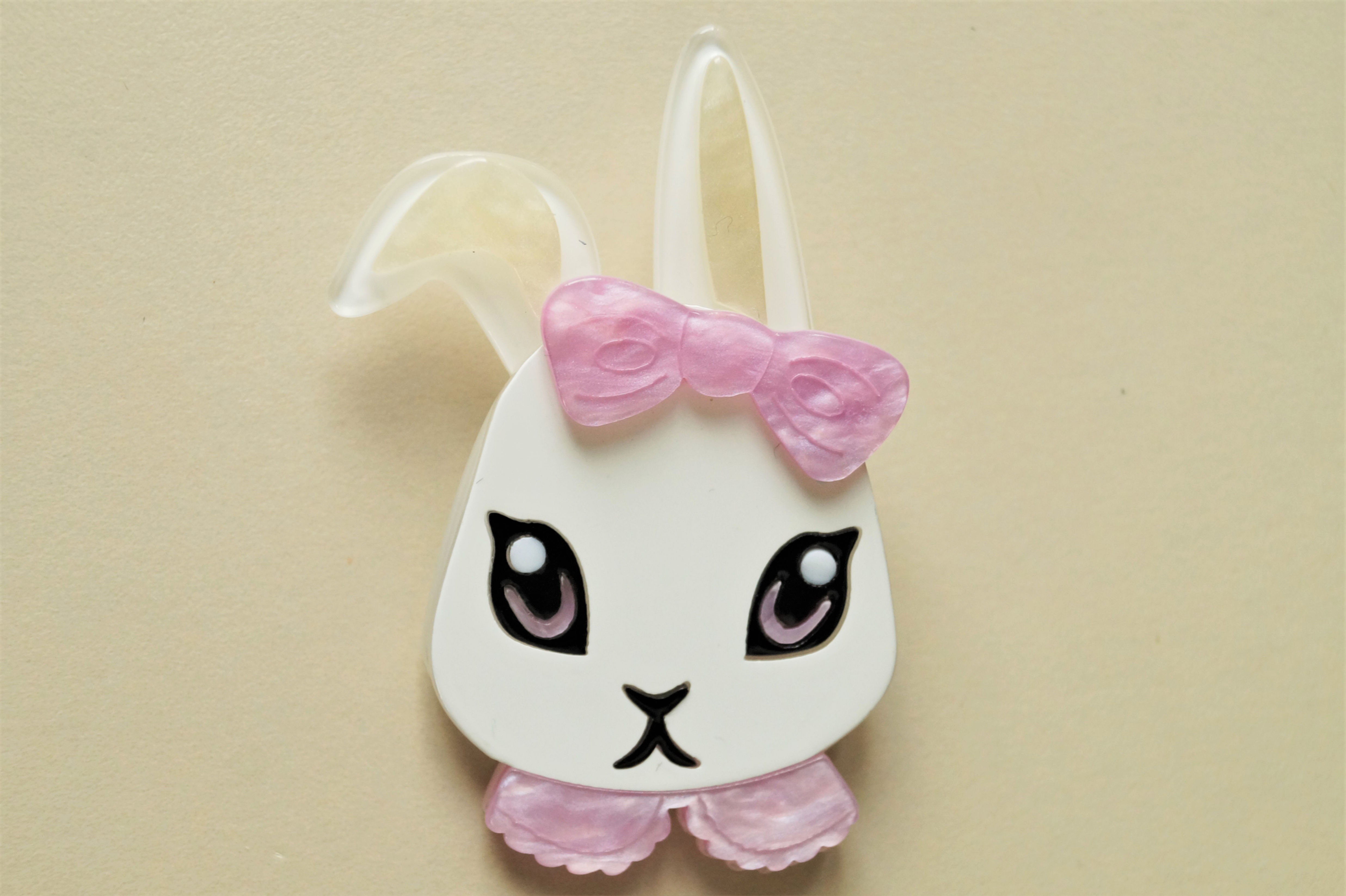 Weißer Hase mit Masche – Brosche aus Acryl