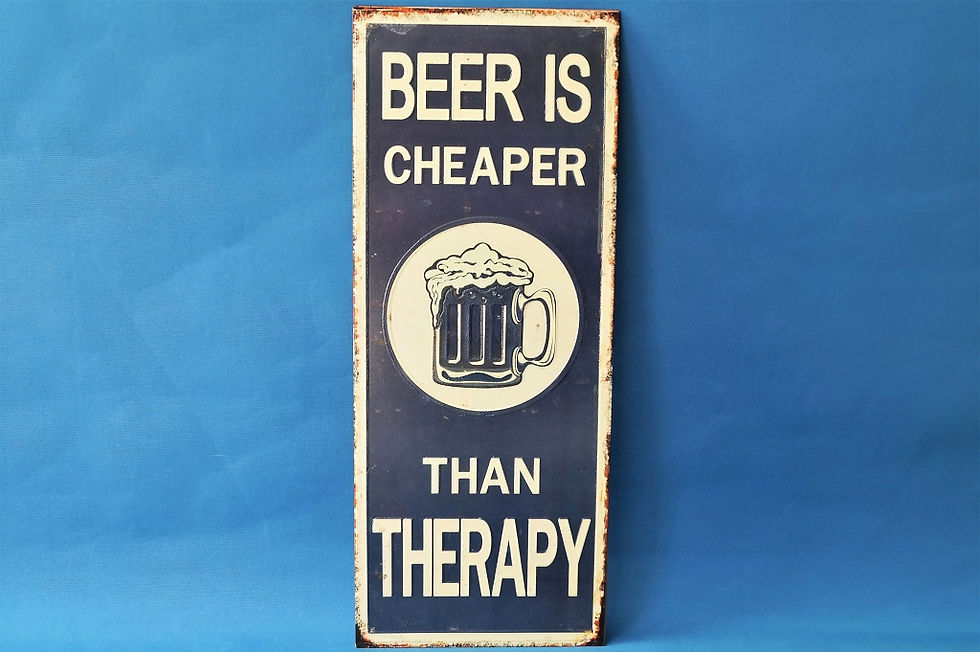 Riesiges Schild „Beer is cheaper than therapy“ im Vintagestil