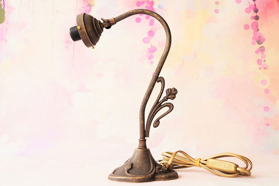 Miniaturbild: Elegante Tischlampe mit schwenkbarem Lampenkopf im Stil des Art Nouveaus