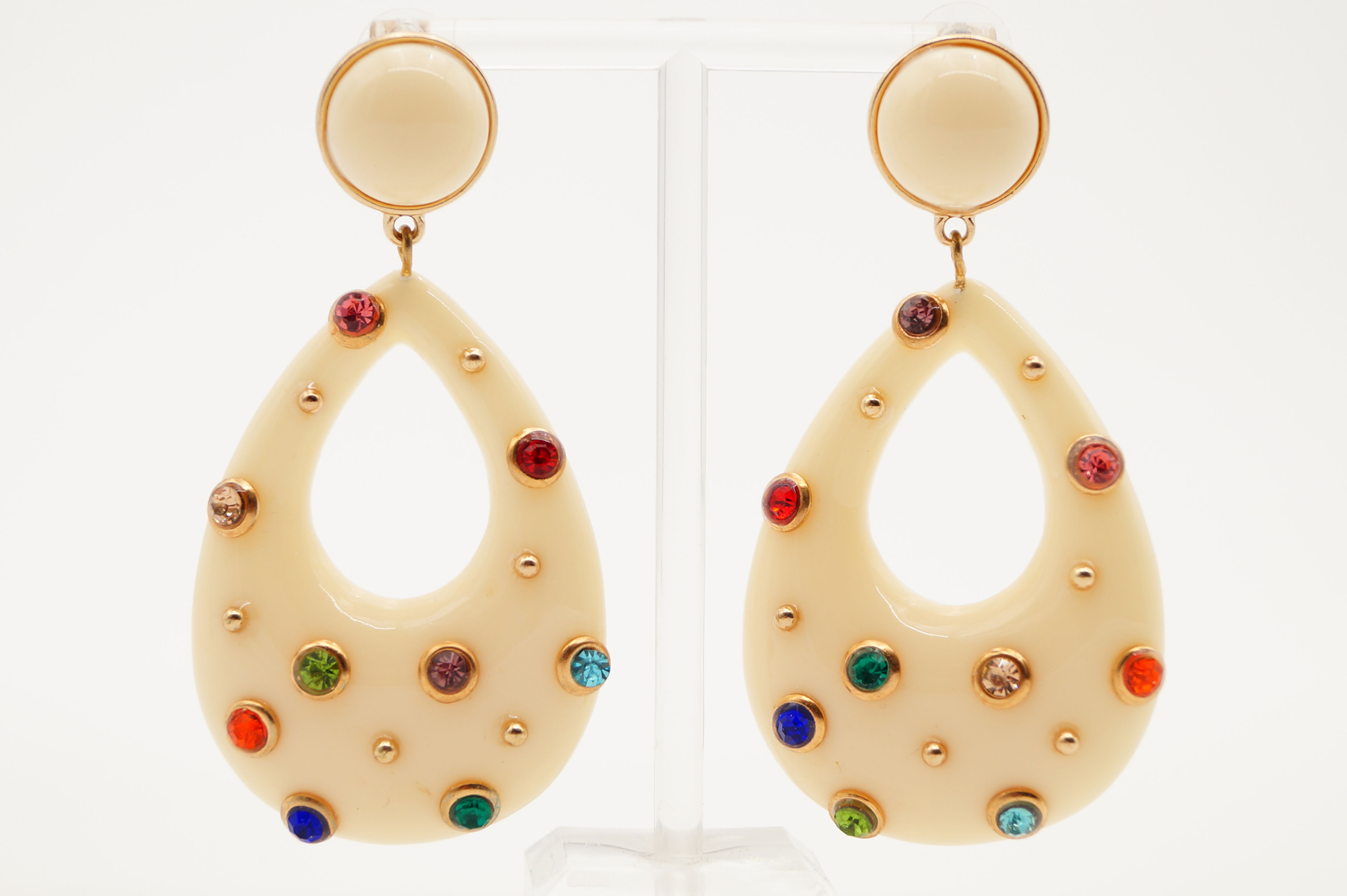 Poppige Ohrringe mit geschliffenen Steinen