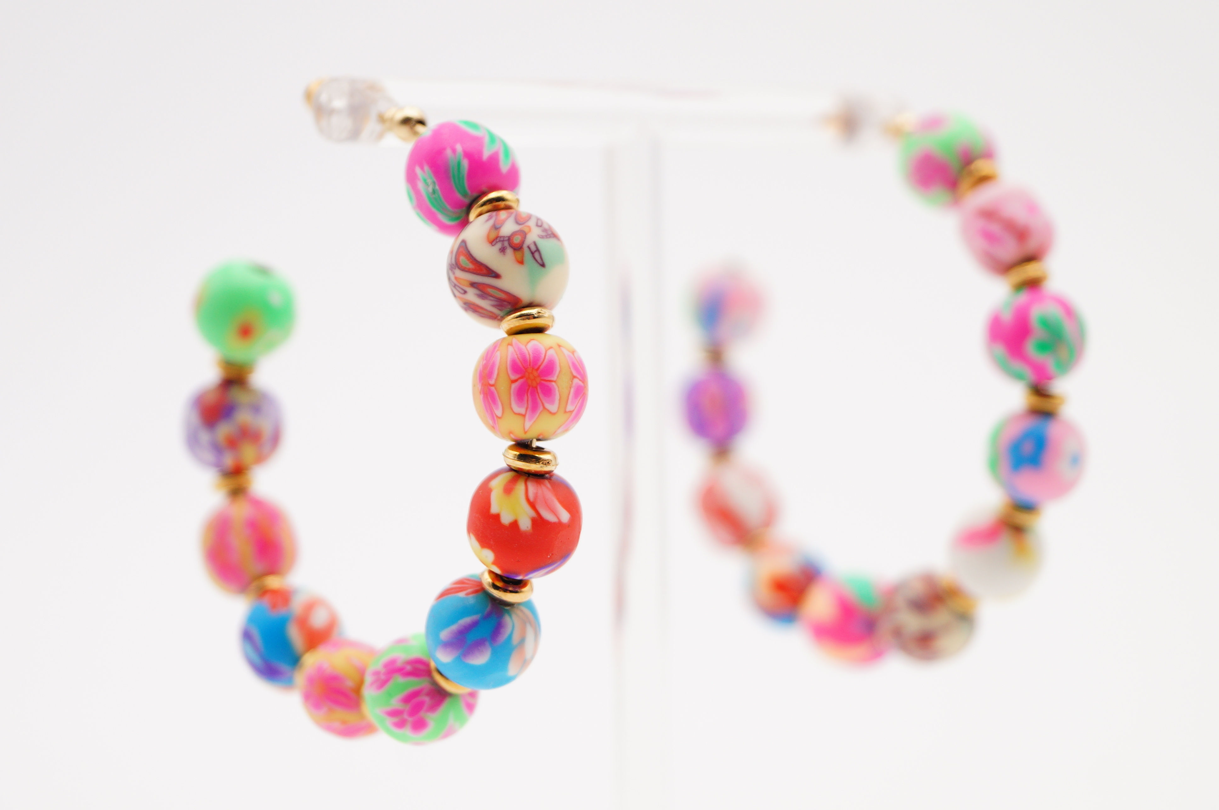 Creolen mit leichten, bunten Kunstperlen