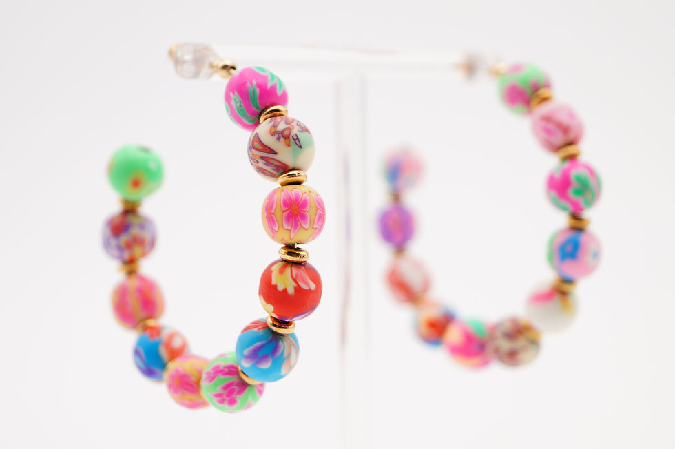 Creolen mit leichten, bunten Kunstperlen