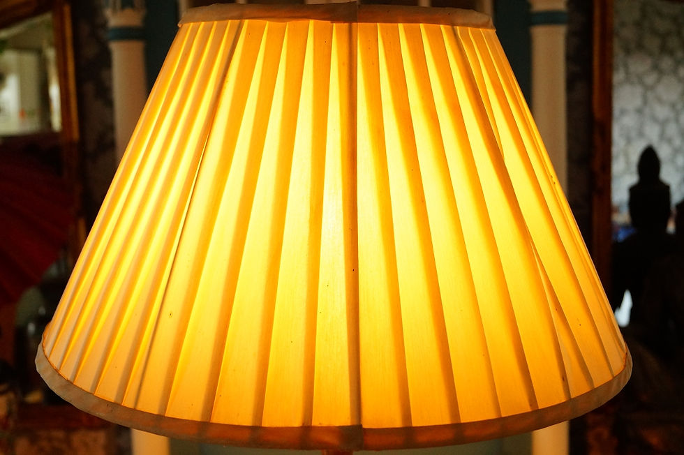 Miniaturbild: Alte, bemalte, asiatische Tischlampe aus Porzellan – Höhe ca.: 94 cm